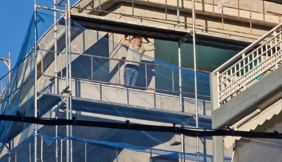 A generic square placeholder image with rounded corners in a figure.