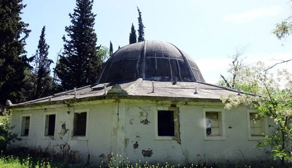 A generic square placeholder image with rounded corners in a figure.