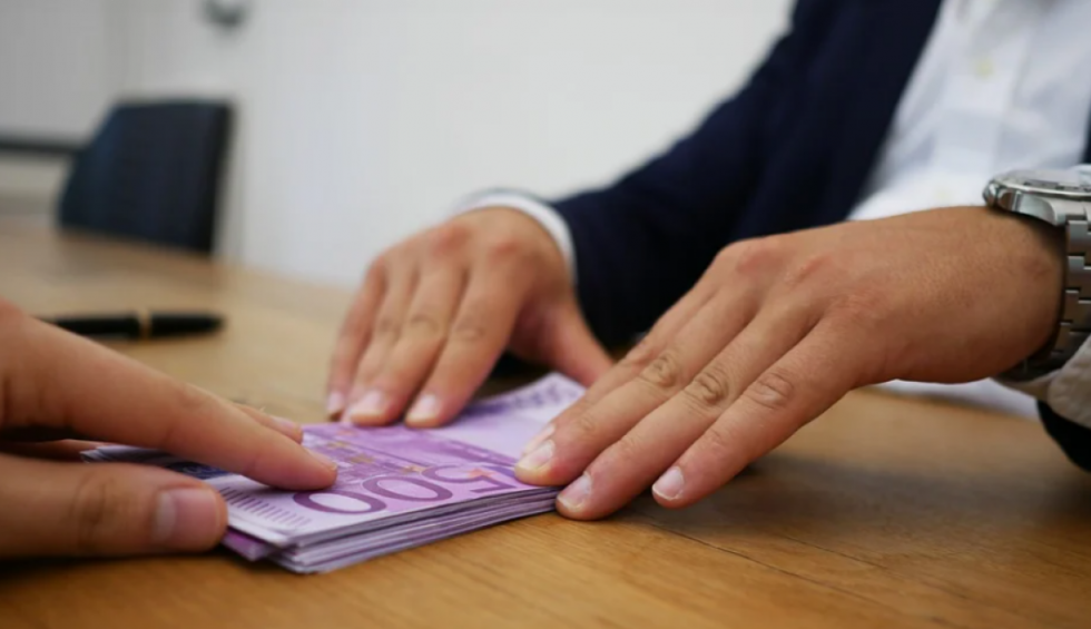 A generic square placeholder image with rounded corners in a figure.