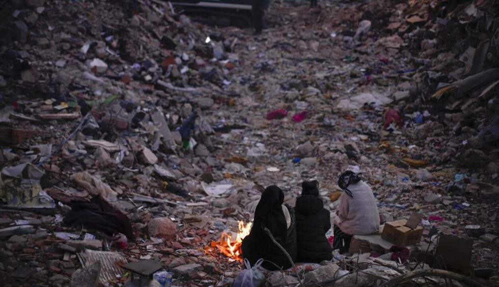 A generic square placeholder image with rounded corners in a figure.