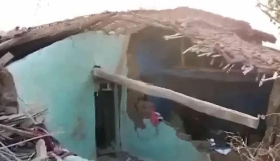 A generic square placeholder image with rounded corners in a figure.