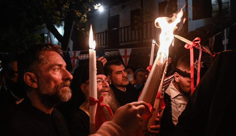 A generic square placeholder image with rounded corners in a figure.