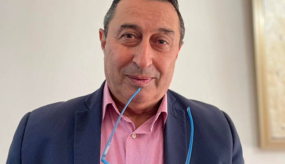 A generic square placeholder image with rounded corners in a figure.