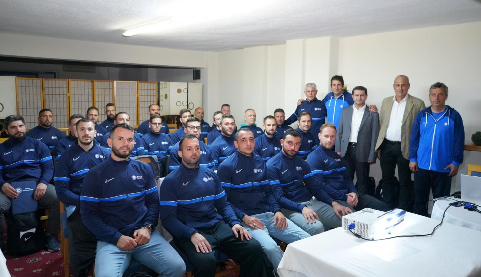 A generic square placeholder image with rounded corners in a figure.