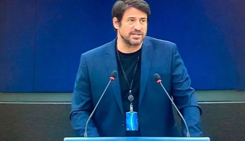 A generic square placeholder image with rounded corners in a figure.