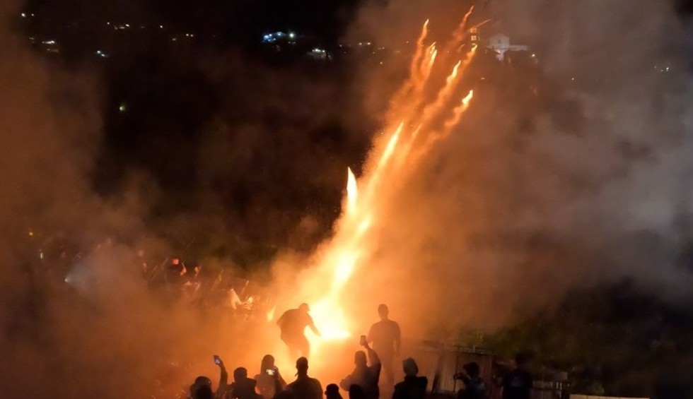 A generic square placeholder image with rounded corners in a figure.