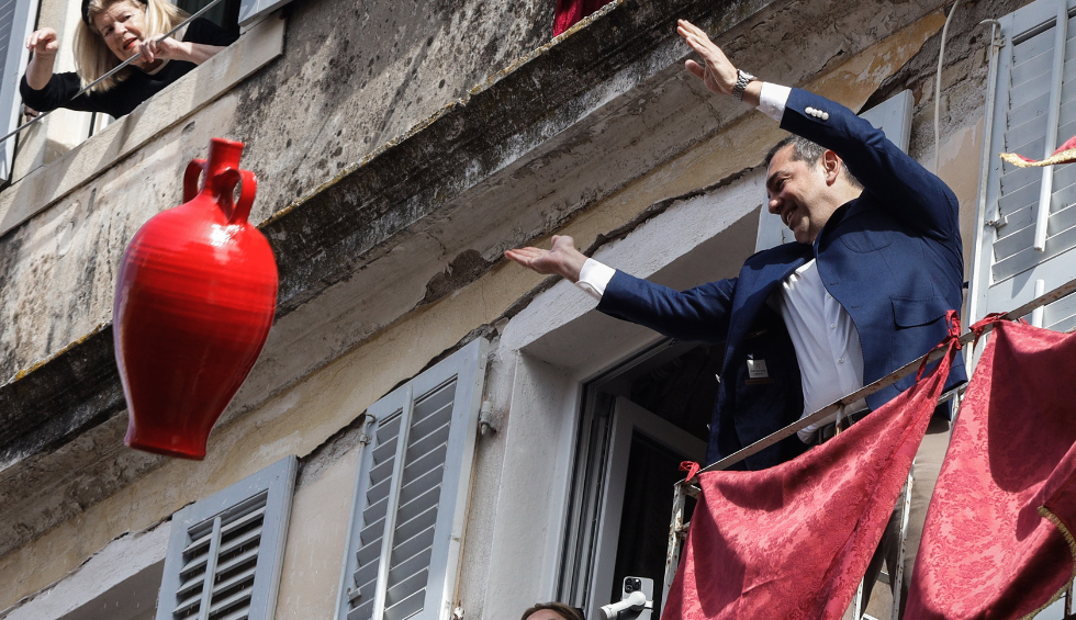 A generic square placeholder image with rounded corners in a figure.