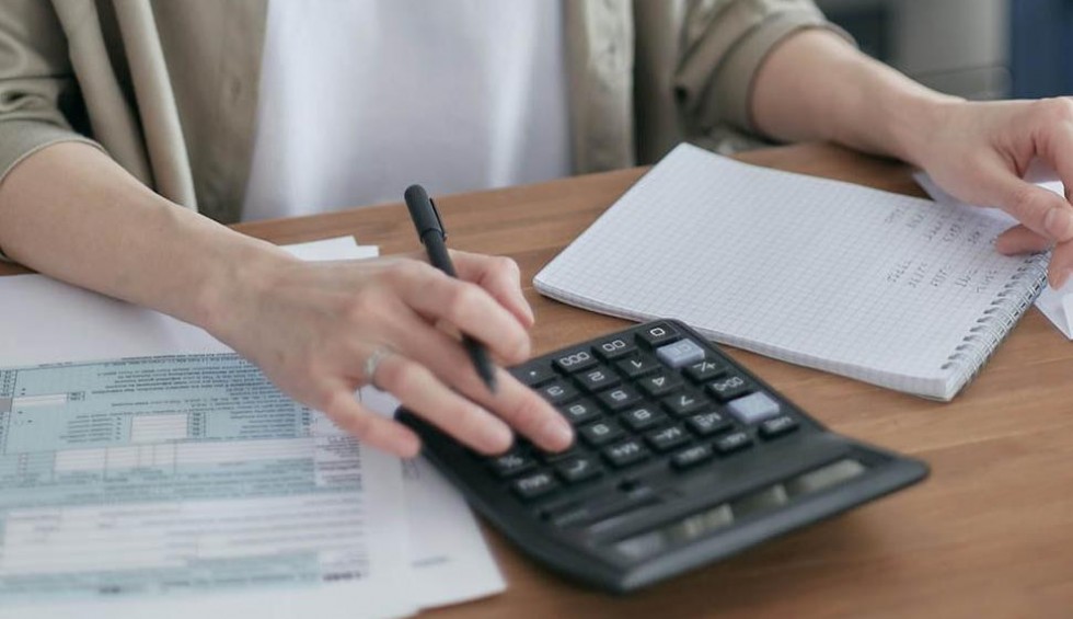 A generic square placeholder image with rounded corners in a figure.