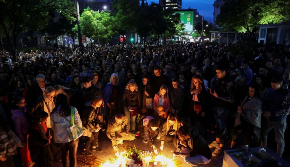 A generic square placeholder image with rounded corners in a figure.