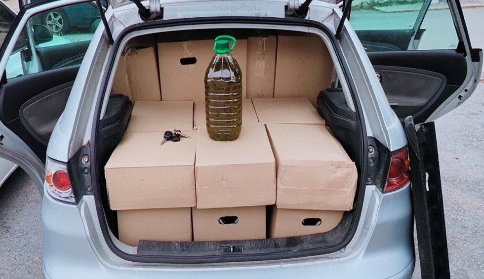 A generic square placeholder image with rounded corners in a figure.