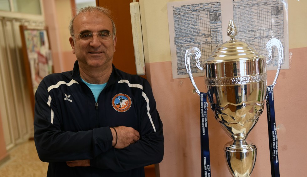 A generic square placeholder image with rounded corners in a figure.