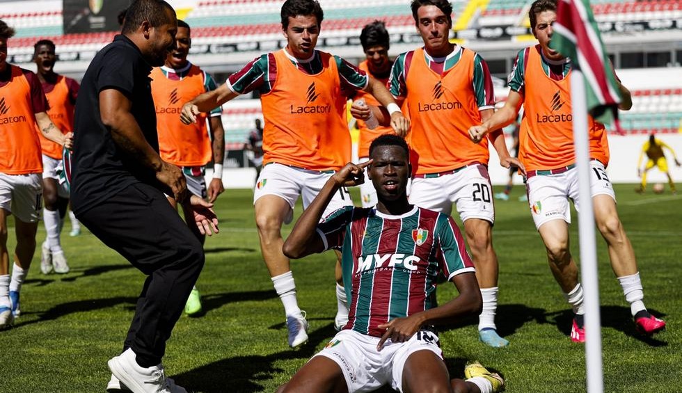 A generic square placeholder image with rounded corners in a figure.