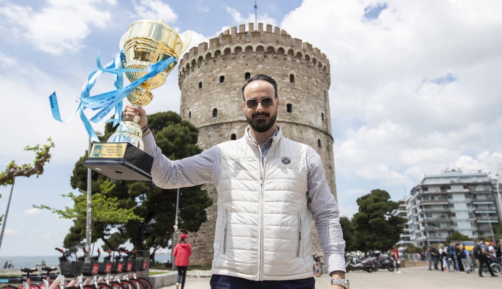 A generic square placeholder image with rounded corners in a figure.