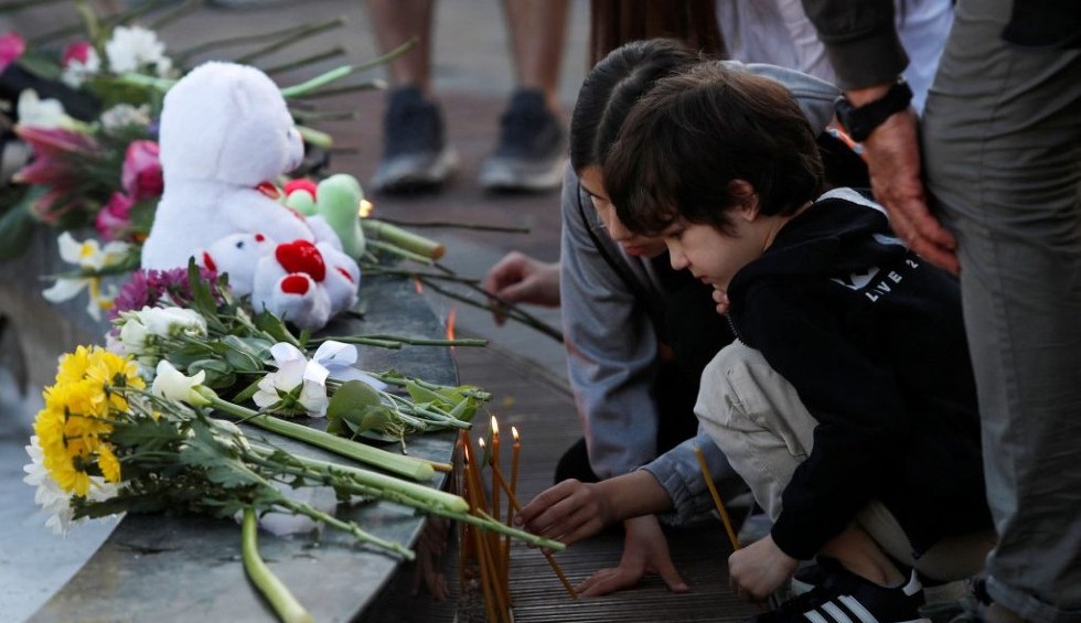 A generic square placeholder image with rounded corners in a figure.