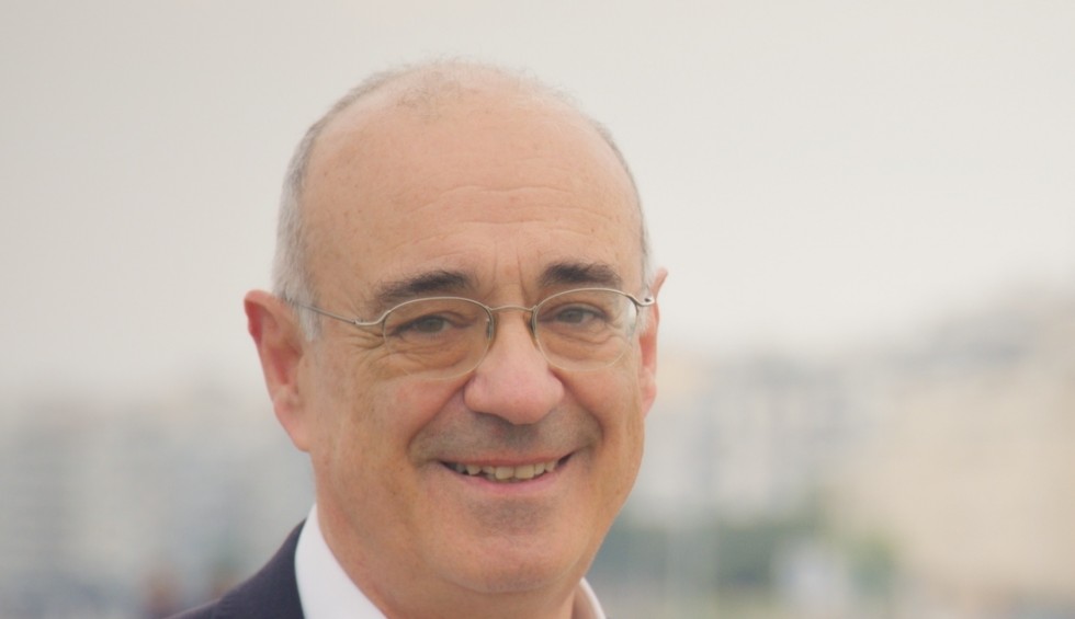 A generic square placeholder image with rounded corners in a figure.