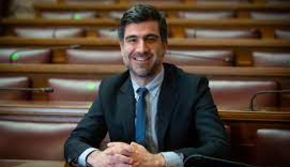 A generic square placeholder image with rounded corners in a figure.