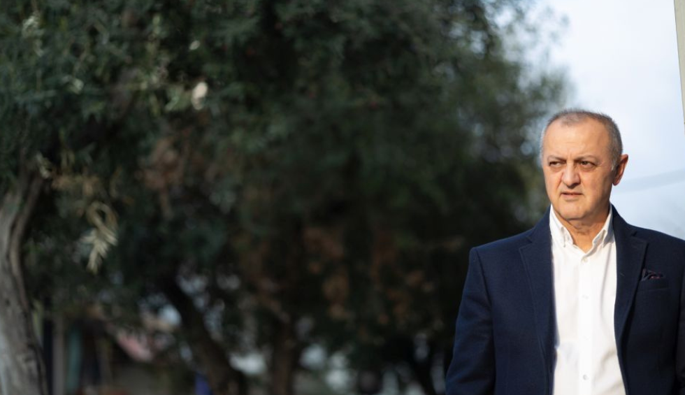 A generic square placeholder image with rounded corners in a figure.