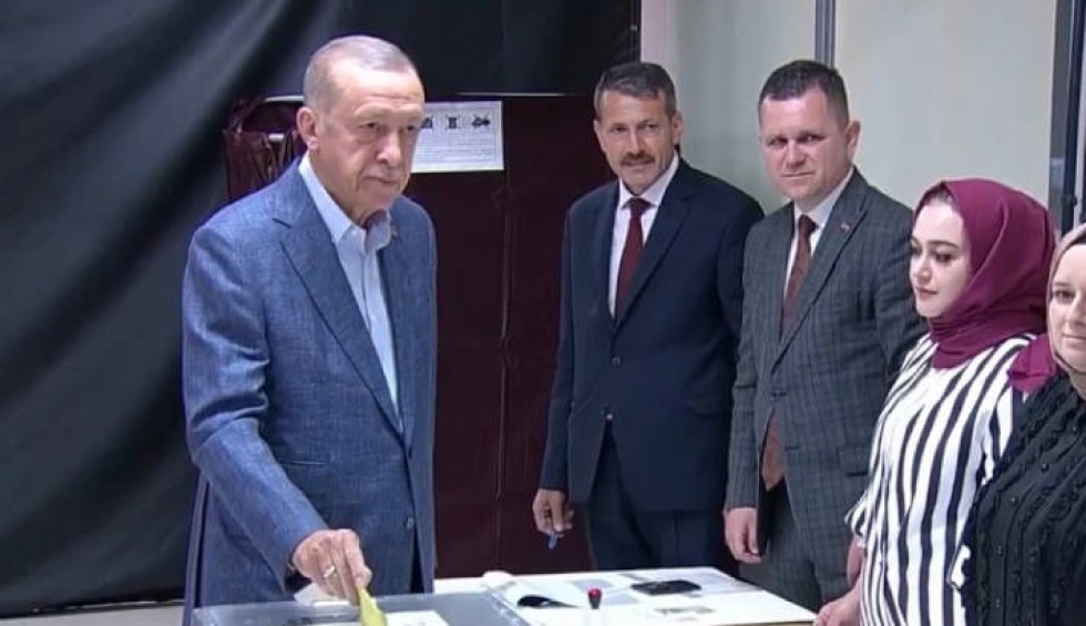 A generic square placeholder image with rounded corners in a figure.