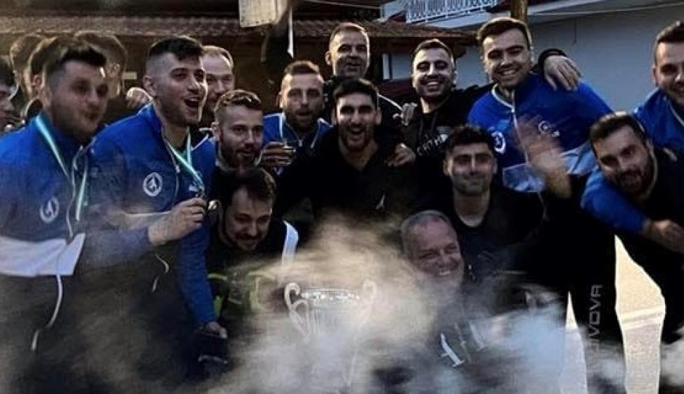 A generic square placeholder image with rounded corners in a figure.