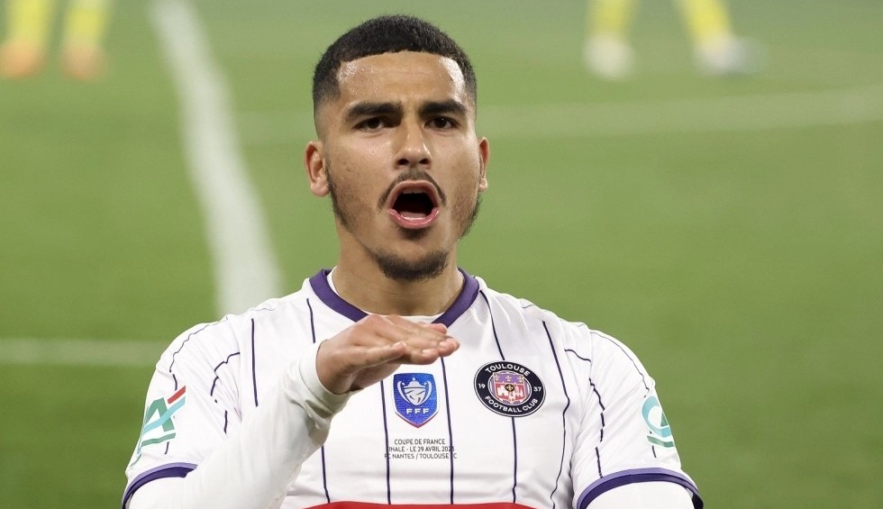 A generic square placeholder image with rounded corners in a figure.