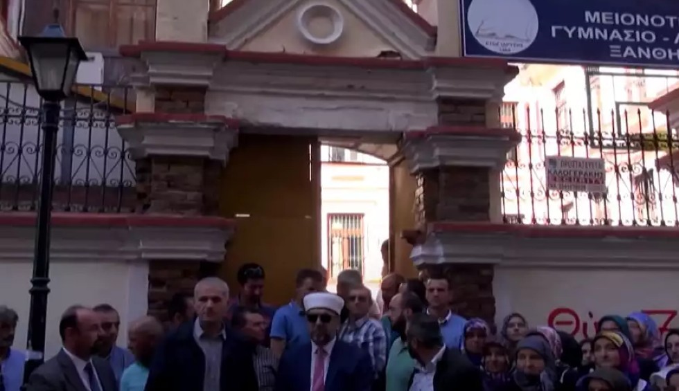 A generic square placeholder image with rounded corners in a figure.