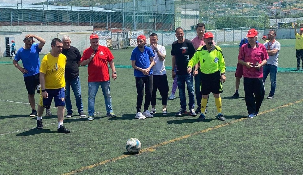 A generic square placeholder image with rounded corners in a figure.