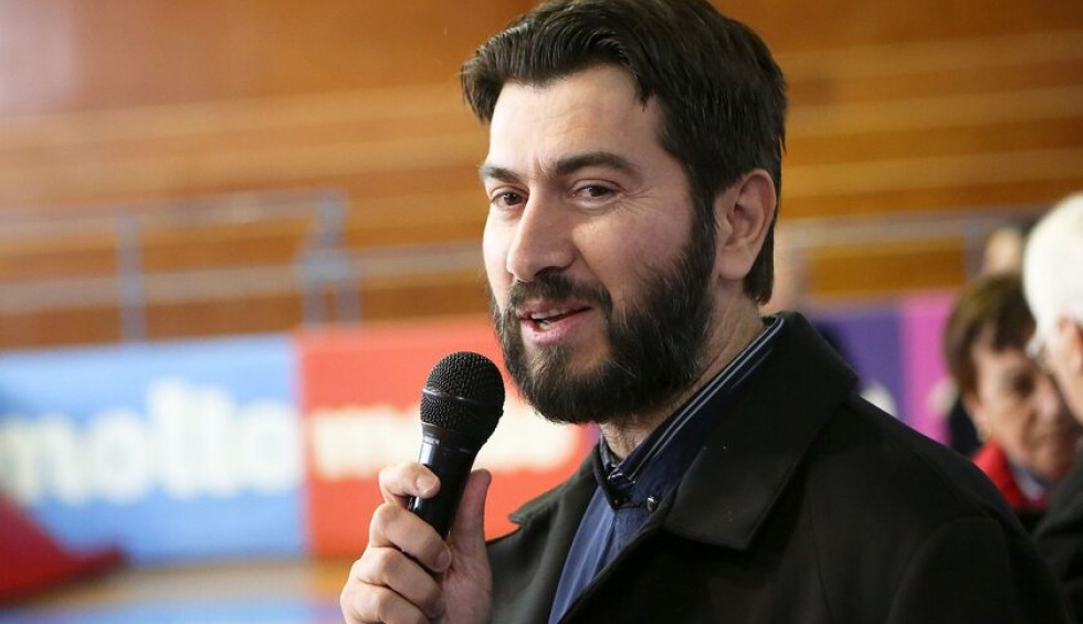 A generic square placeholder image with rounded corners in a figure.