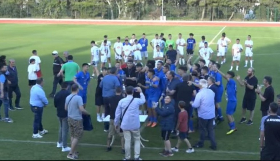 A generic square placeholder image with rounded corners in a figure.