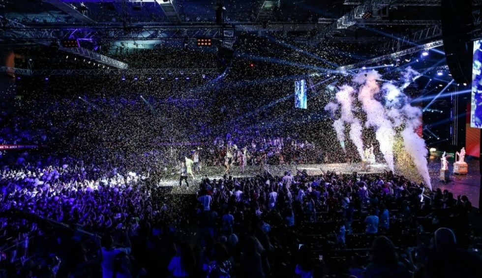 A generic square placeholder image with rounded corners in a figure.