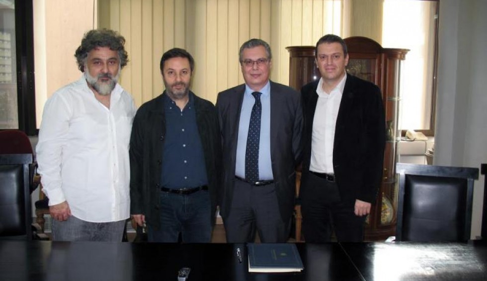 A generic square placeholder image with rounded corners in a figure.