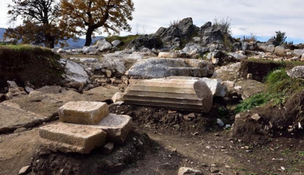 A generic square placeholder image with rounded corners in a figure.