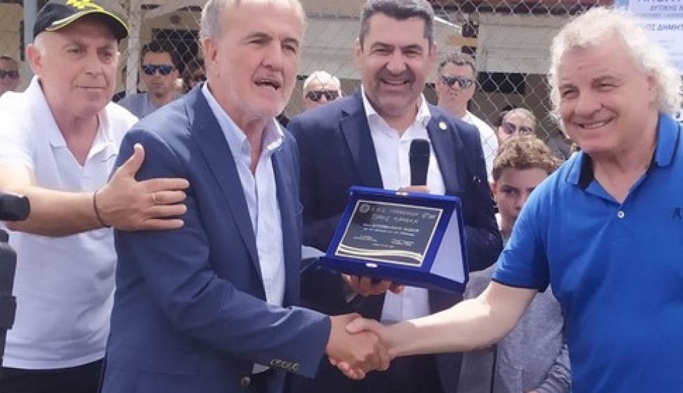 A generic square placeholder image with rounded corners in a figure.