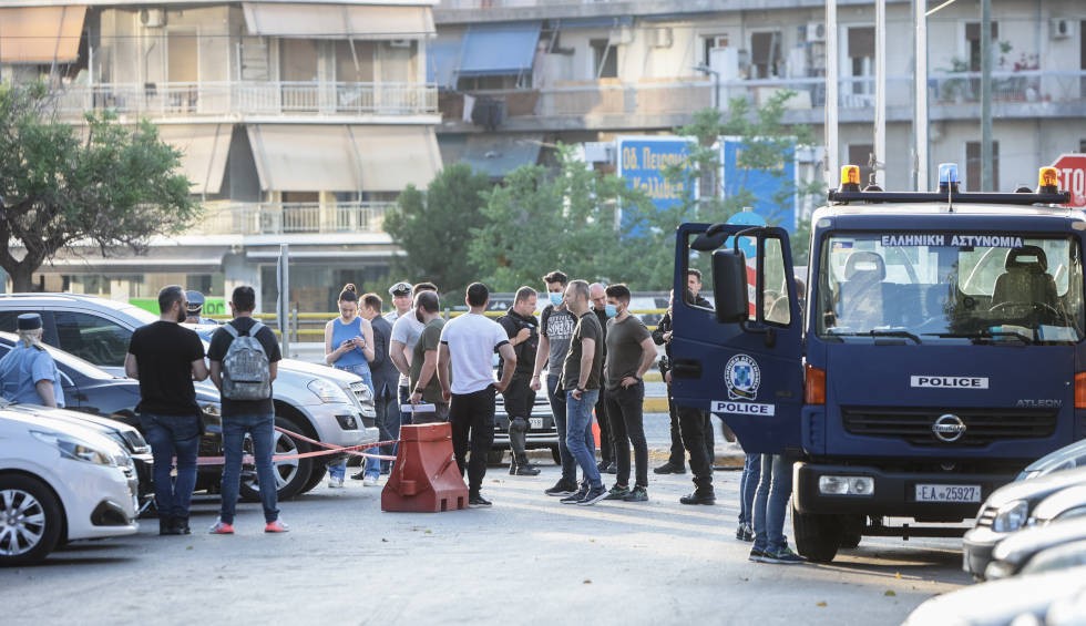 A generic square placeholder image with rounded corners in a figure.