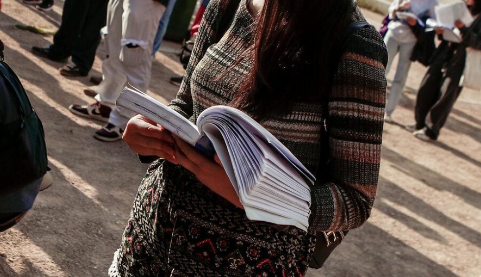 A generic square placeholder image with rounded corners in a figure.