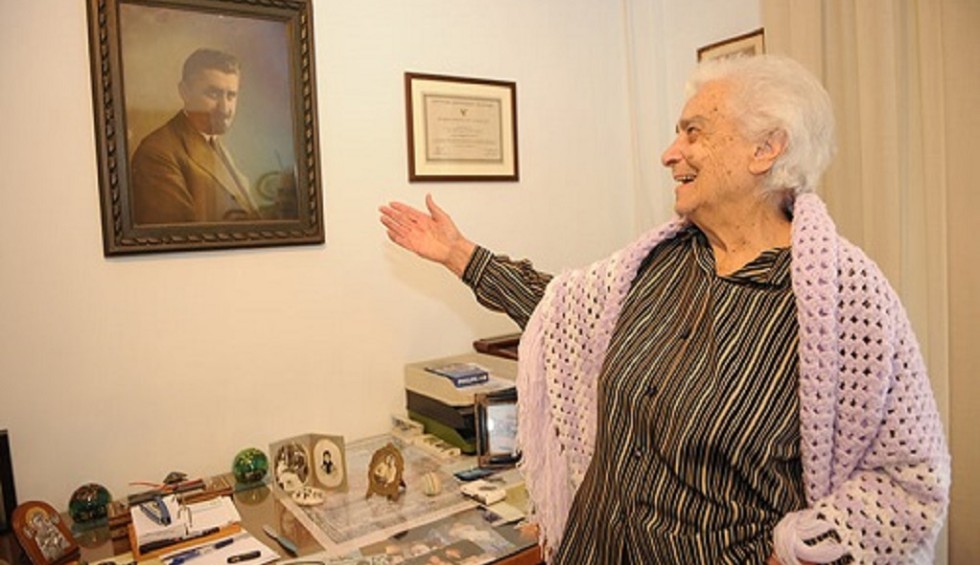 A generic square placeholder image with rounded corners in a figure.