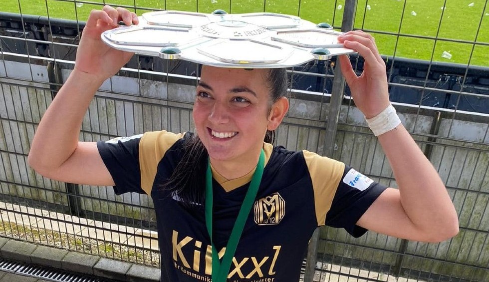 A generic square placeholder image with rounded corners in a figure.