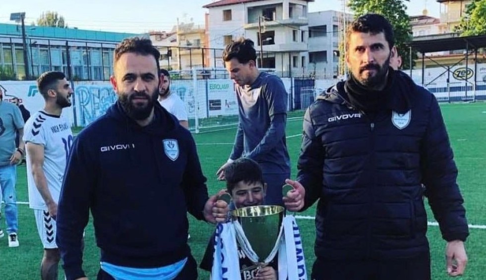 A generic square placeholder image with rounded corners in a figure.