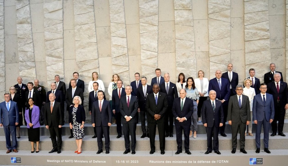 A generic square placeholder image with rounded corners in a figure.