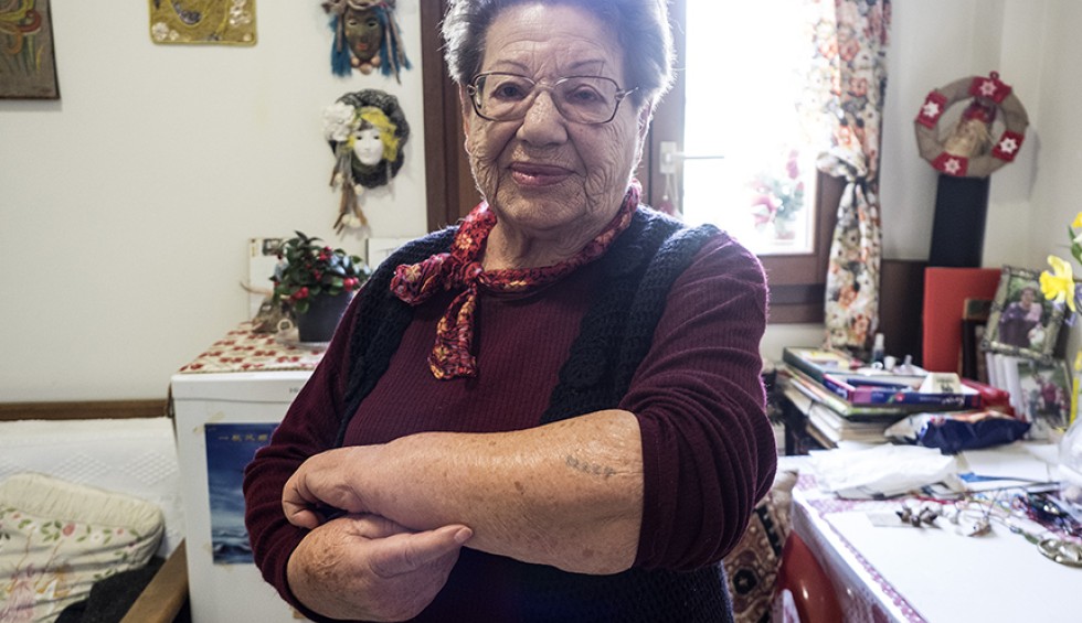 A generic square placeholder image with rounded corners in a figure.