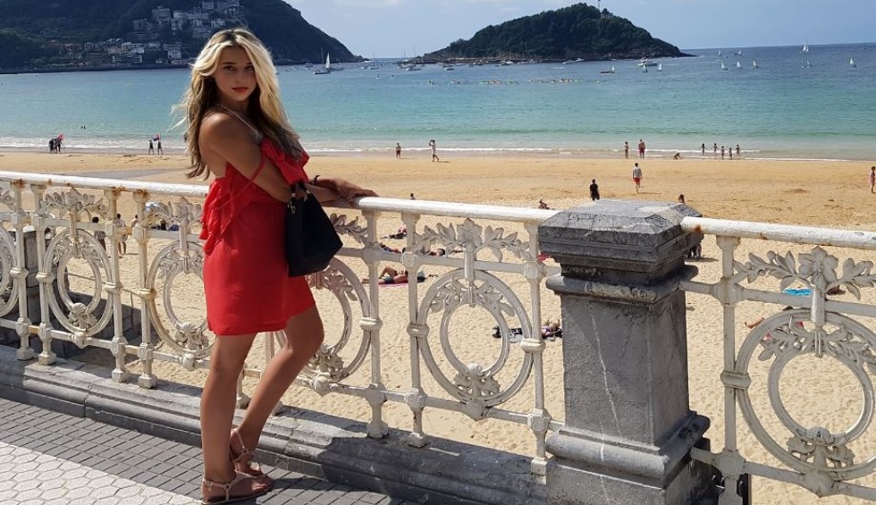 A generic square placeholder image with rounded corners in a figure.