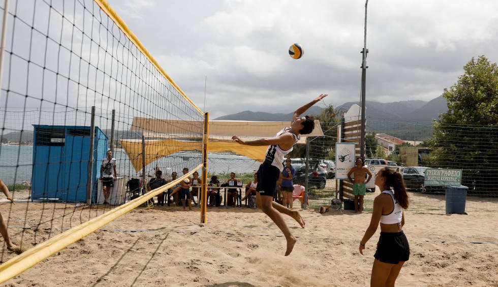 A generic square placeholder image with rounded corners in a figure.