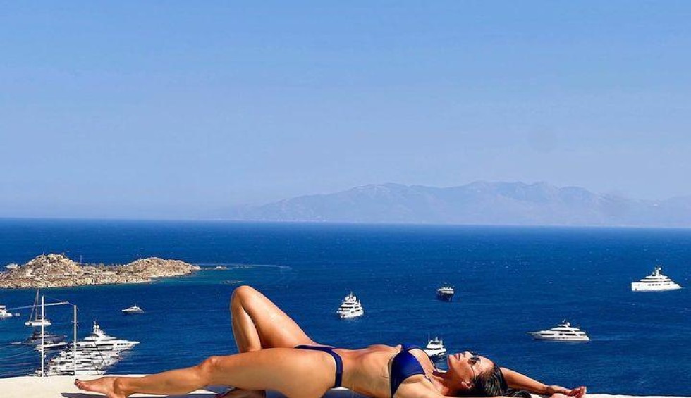 A generic square placeholder image with rounded corners in a figure.