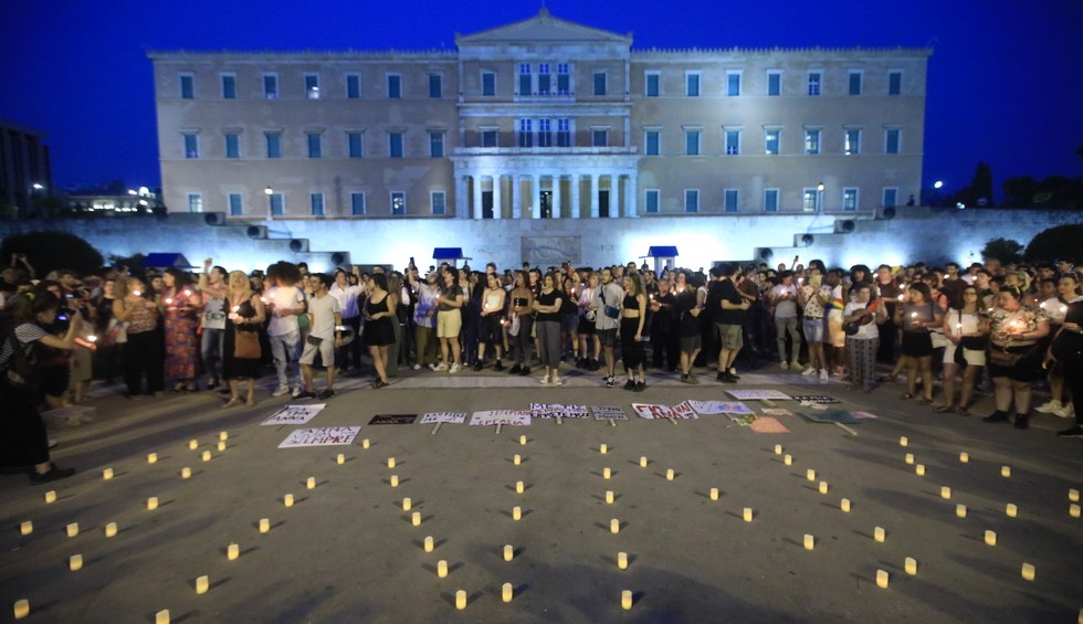 A generic square placeholder image with rounded corners in a figure.