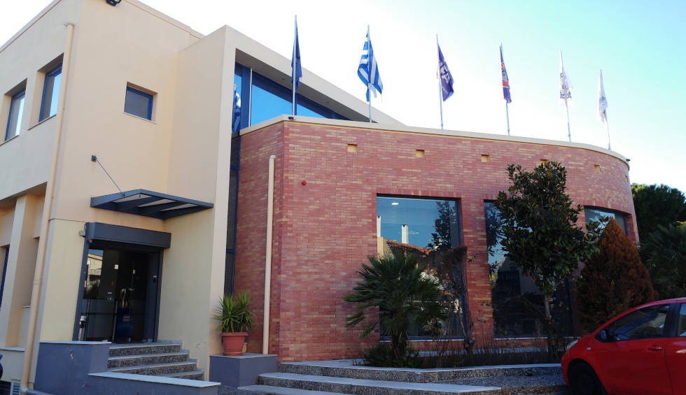 A generic square placeholder image with rounded corners in a figure.