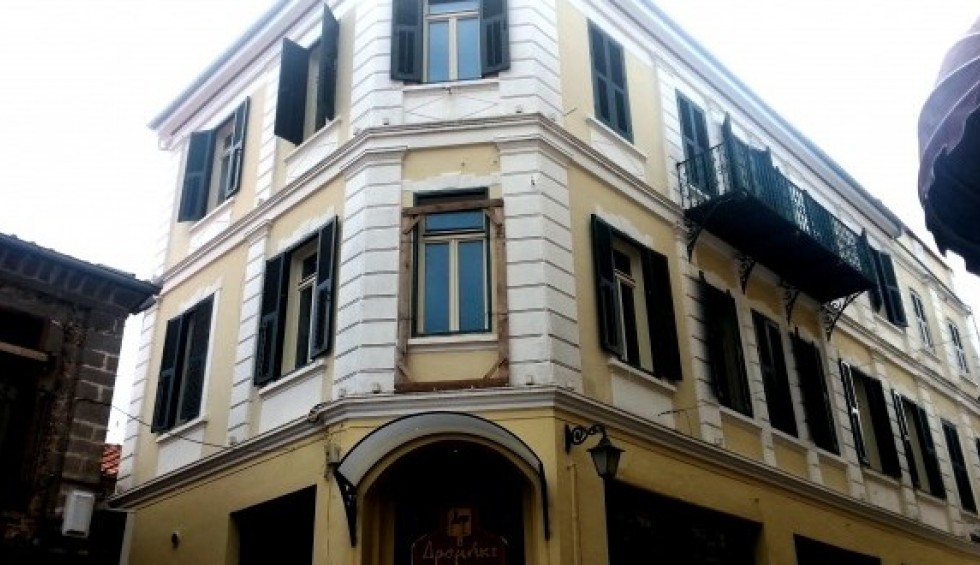 A generic square placeholder image with rounded corners in a figure.