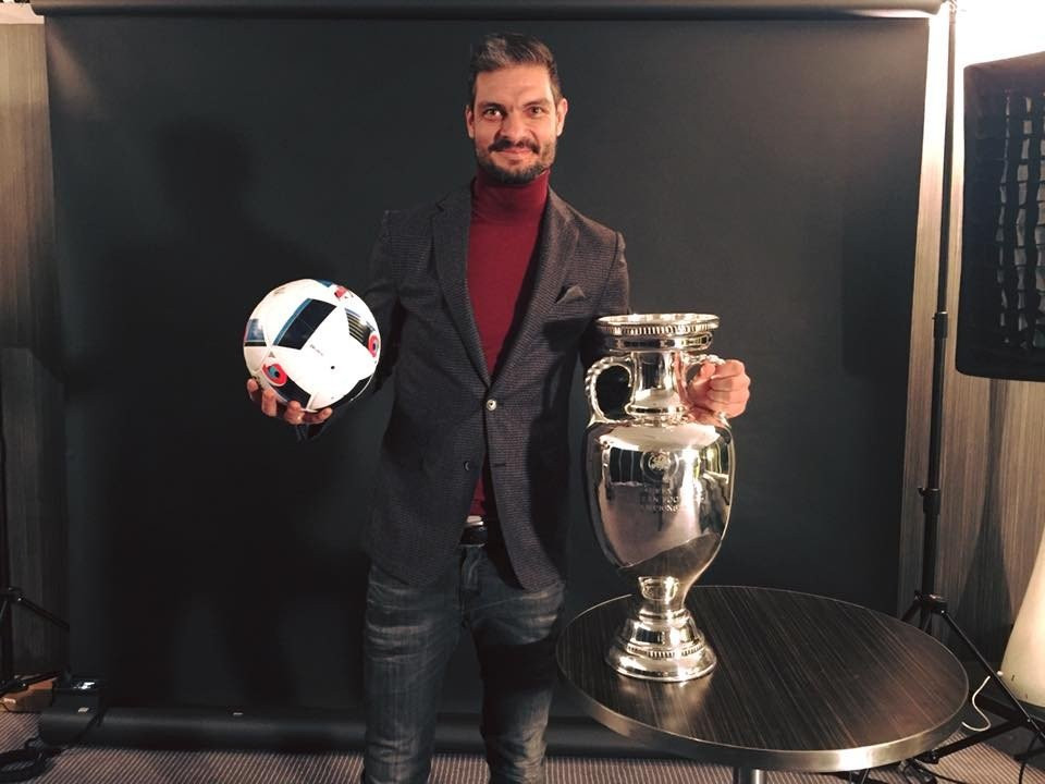 A generic square placeholder image with rounded corners in a figure.