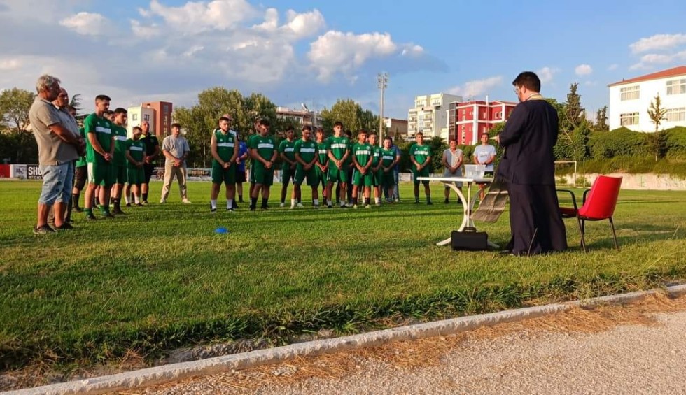 A generic square placeholder image with rounded corners in a figure.