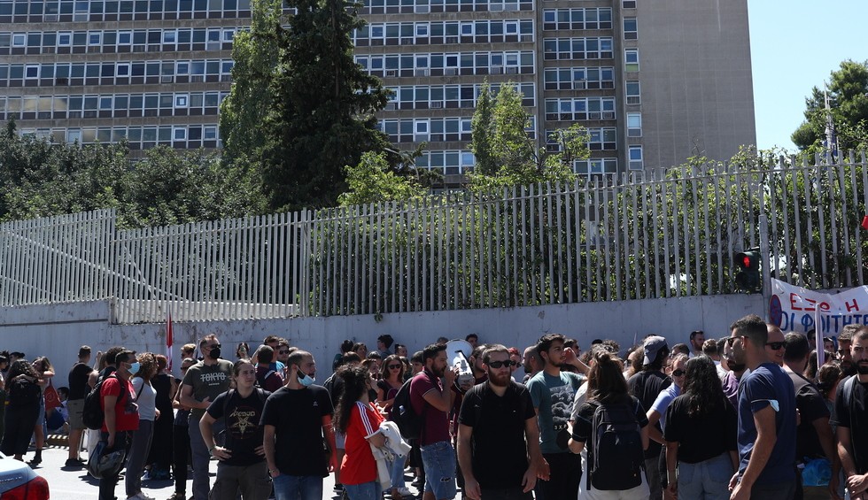 A generic square placeholder image with rounded corners in a figure.