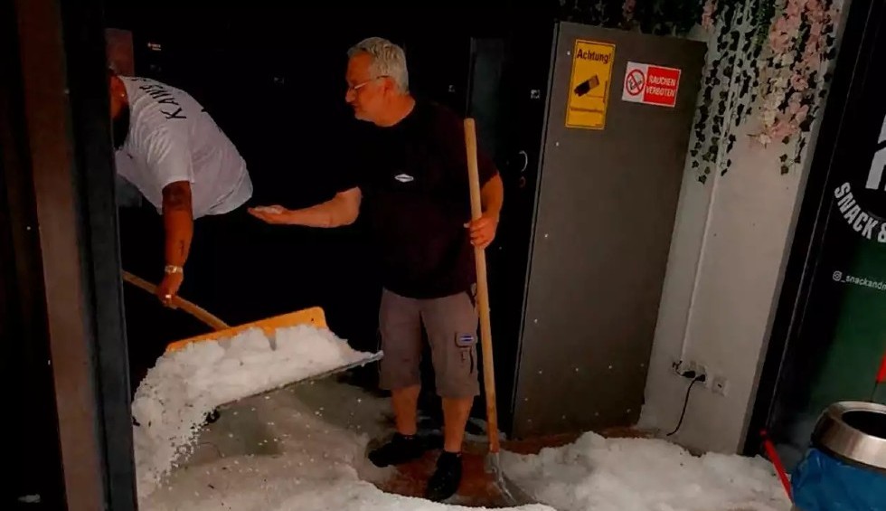 A generic square placeholder image with rounded corners in a figure.