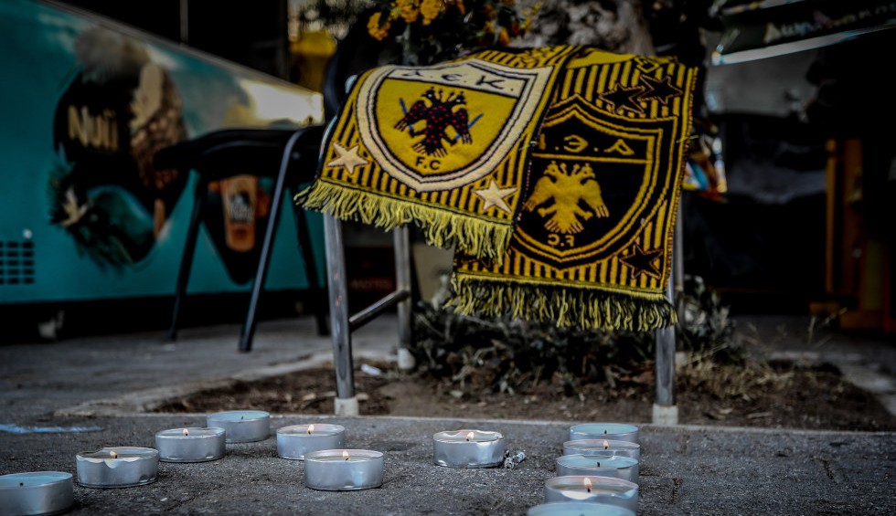 A generic square placeholder image with rounded corners in a figure.